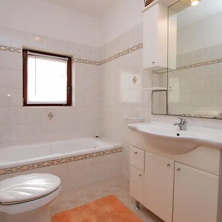 Milan 1048