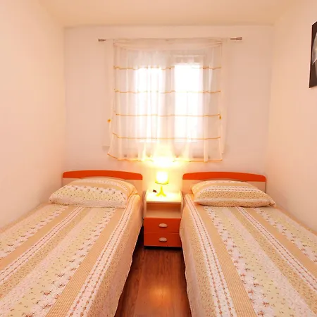 Milan 1048